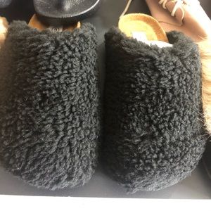 Lucky top fuzzy clog 
Size 9c